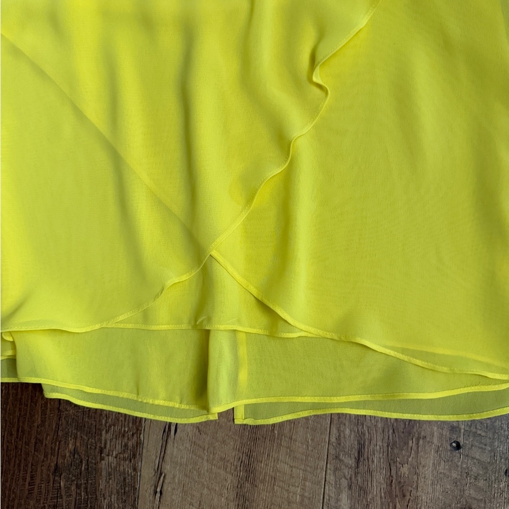 Jennifer Lopez Yellow Ruffle Blouse - Picture 6 of 9